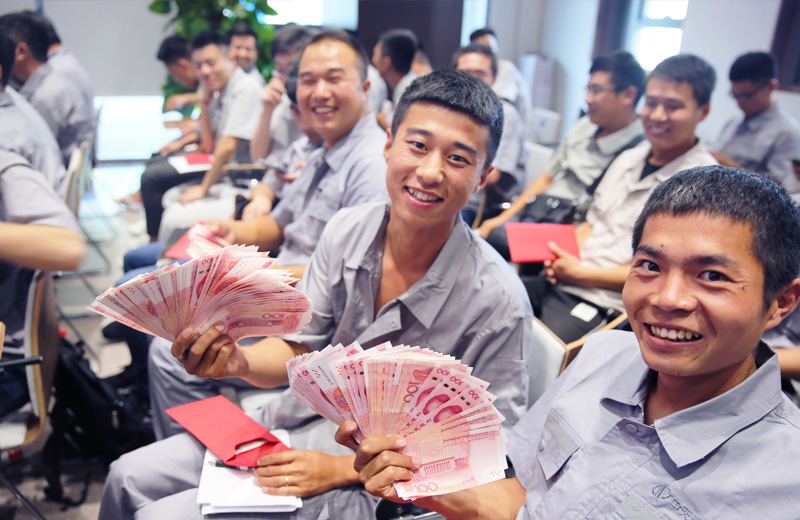 2019年8月9日，中天北京集團直補發(fā)放，員工們難掩幸福之情。