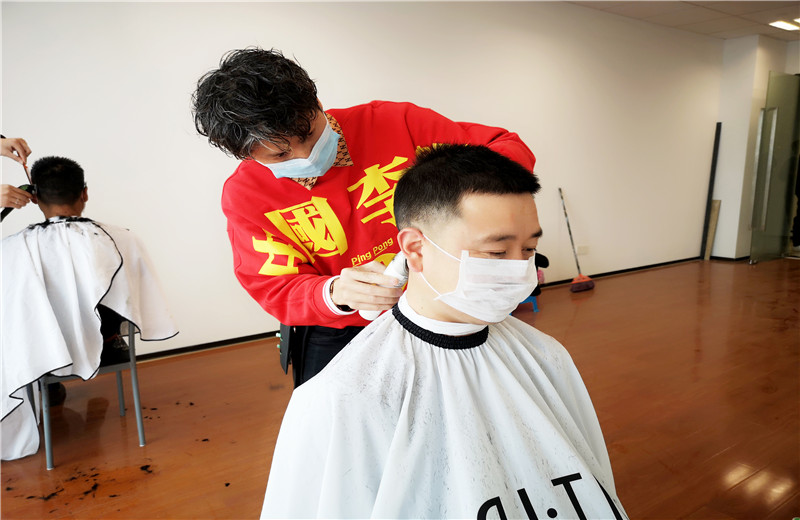 2020年2月21日，由于受疫情影響中天八建特與專業(yè)造型公司聯(lián)系，出資聘請三名優(yōu)秀的“Tony”老師上門為員工免費理發(fā)，暖心之舉得到了員工的贊譽(yù)。
