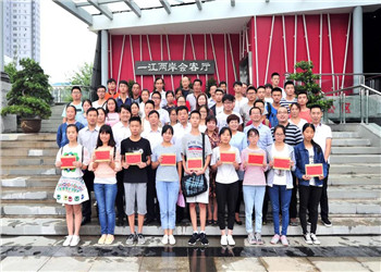8年，800多名學(xué)生，800多個(gè)夢(mèng)想，中天陜西助學(xué)圓你求學(xué)夢(mèng)！