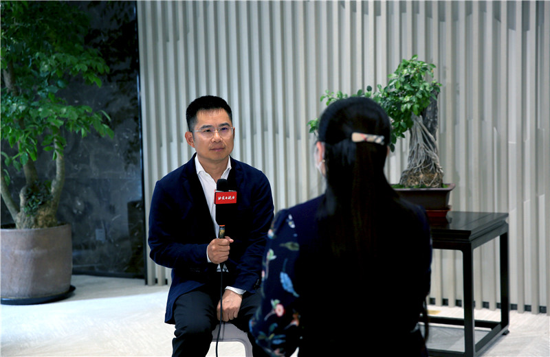 2020年5月6日，北京電視臺就“疫情當(dāng)前，建筑行業(yè)如何做好復(fù)工復(fù)產(chǎn)工作”，到中天北京集團(tuán)實地走訪，中天北京集團(tuán)總裁張向洪作為朝陽區(qū)人大代表接受訪問。