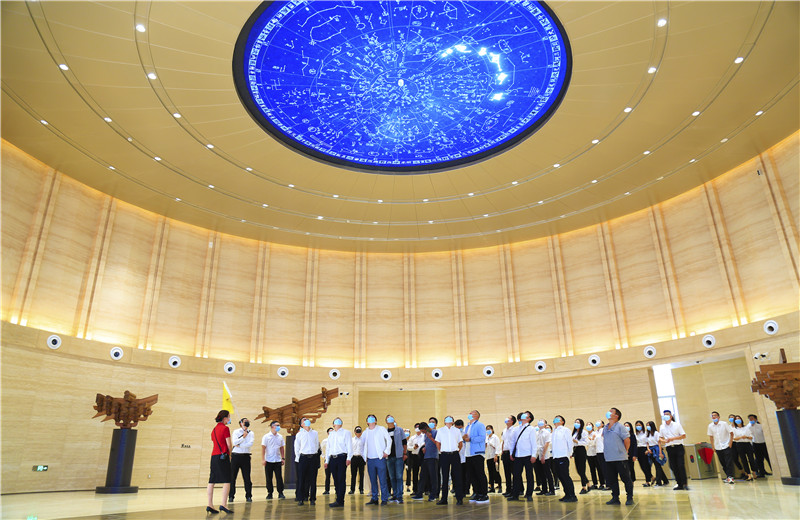 2020中秋來臨之際，中天六建機(jī)關(guān)150余名員工參觀學(xué)習(xí)中國建筑科技館，共同探索建筑之美。