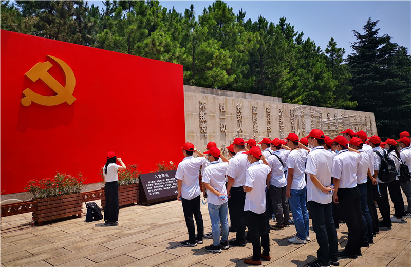 2020年6月30日，中天三建黨支部組織上海區(qū)域、蘇南分公司全體黨員及部分流動(dòng)黨員、預(yù)備黨員、入黨積極分子等40余人赴嘉興南湖開展“七一”主題黨建活動(dòng)。