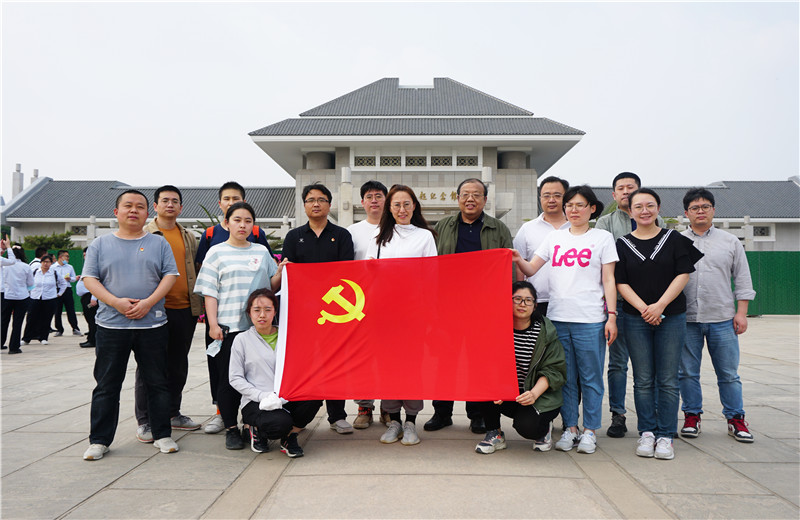 2021年5月20日下午，天怡設(shè)計(jì)開展“迎接建黨百年華誕”主題活動，組織企業(yè)黨員參觀周恩來鄧穎超紀(jì)念館。