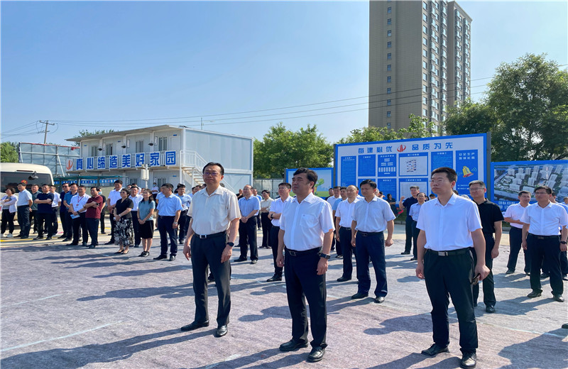 2022年7月24日，青島市委常委、膠州市委書記張新竹一行蒞臨中天建設(shè)集團(tuán)膠東分公司綠城鳳起潮鳴A區(qū)項(xiàng)目工地，對項(xiàng)目現(xiàn)場進(jìn)行實(shí)地觀摩。