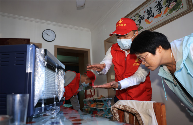 2022年11月1日，中天二建嘉興分公司志愿者帶上大米、食用油及他們的“微心愿”微波爐、電烤箱、空氣炸鍋、電磁爐等來到菱香坊、煙雨苑、江南新家園等小區(qū)慰問因工致殘的困難居民。