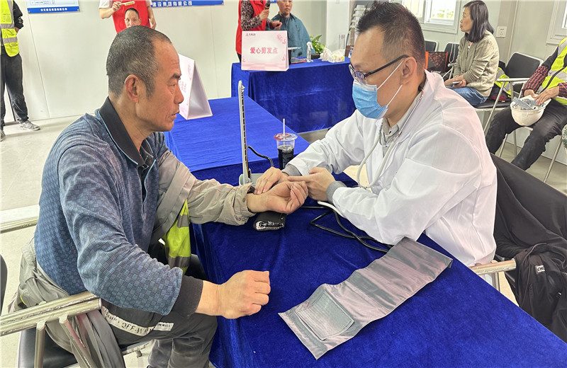 五一前夕，天津公司組織開展為項目一線職工提供愛心剪發(fā)、愛心義診、愛心贈飲、愛心咨詢、愛心加餐服務(wù)，給工友們送去了勞動節(jié)的問候。