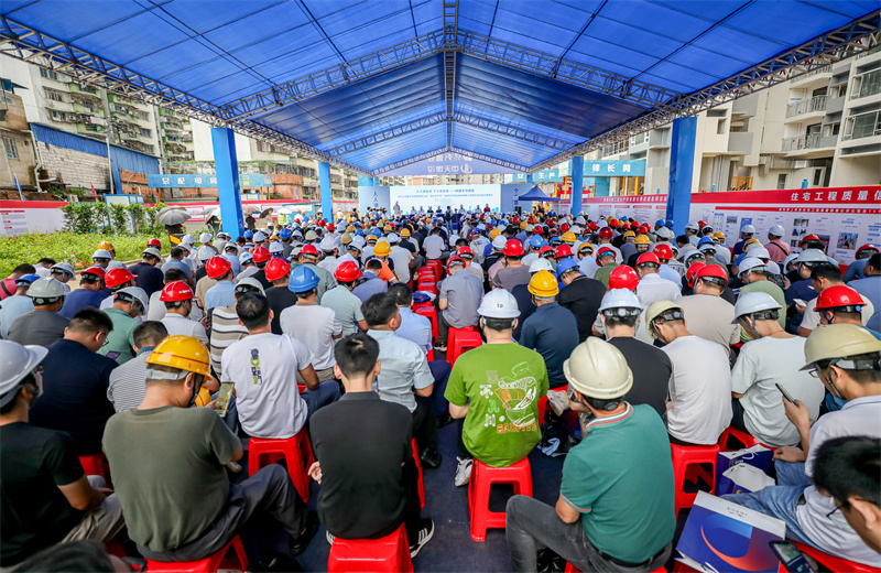 2024年6月15日，2024 年南寧市房屋市政工“安全生產(chǎn)月”啟動(dòng)儀式、應(yīng)急演練暨現(xiàn)場(chǎng)安全標(biāo)準(zhǔn)化觀摩會(huì)在中天八建南寧保利錦上項(xiàng)目成功舉行。
