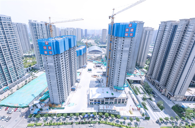 太原市萬(wàn)柏林區(qū)住建領(lǐng)域“安全月”活動(dòng)暨房屋建筑工程現(xiàn)場(chǎng)觀(guān)摩會(huì)在中天北京集團(tuán)龍湖天鉅四五六七組團(tuán)項(xiàng)目召開(kāi)