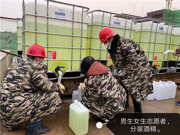 從山東采購拉到松滋市分裝，并發(fā)往全市醫(yī)院的醫(yī)用酒精.jpg